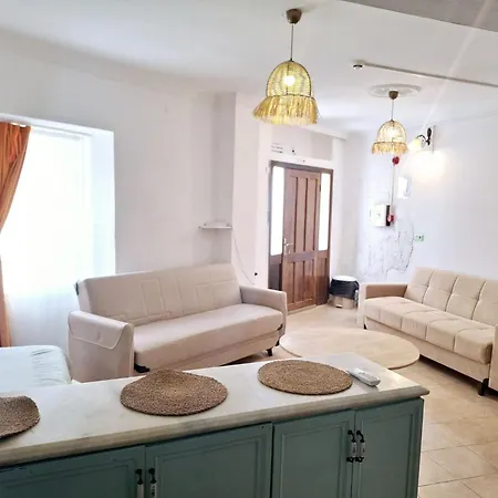 Detached Greek House In The Hearth Of Bazaar בית נופש