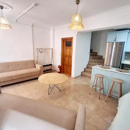 Detached Greek House In The Hearth Of Bazaar Çeşme
